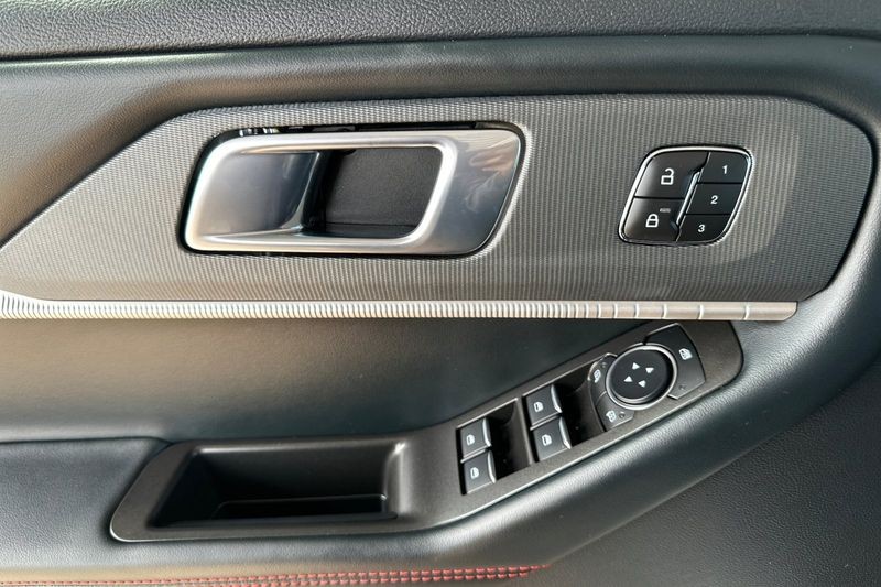 Ford Explorer Vehicle Full-screen Gallery Image 10