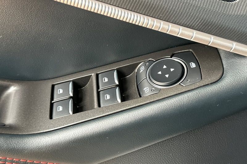 Ford Explorer Vehicle Full-screen Gallery Image 11