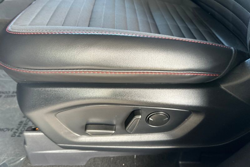 Ford Explorer Vehicle Full-screen Gallery Image 12