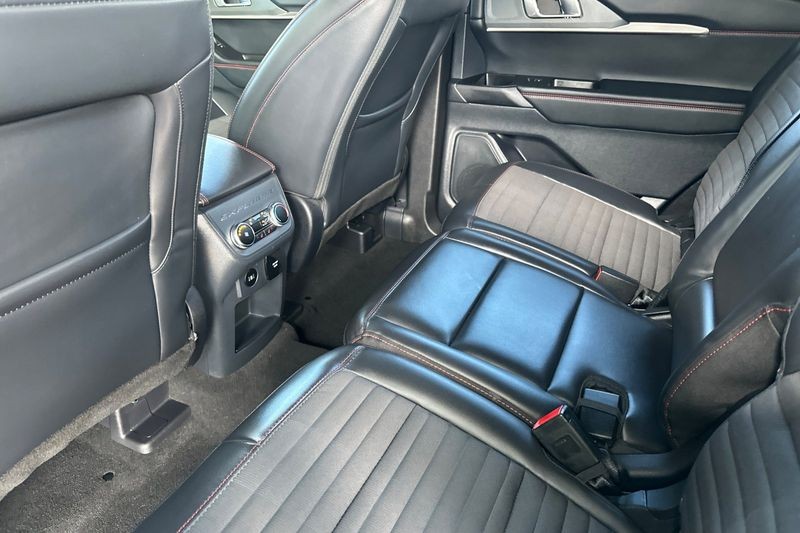 Ford Explorer Vehicle Full-screen Gallery Image 13