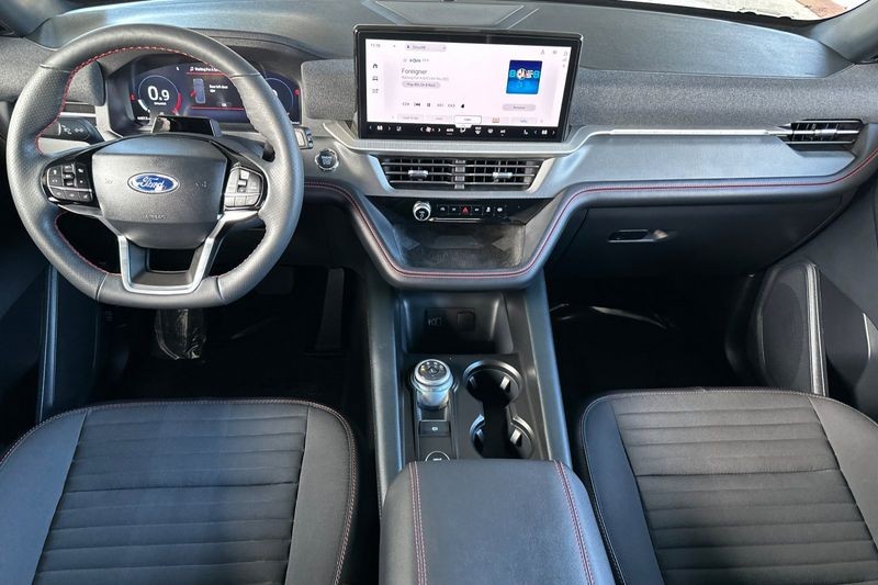 Ford Explorer Vehicle Full-screen Gallery Image 14