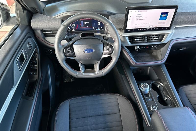 Ford Explorer Vehicle Full-screen Gallery Image 15