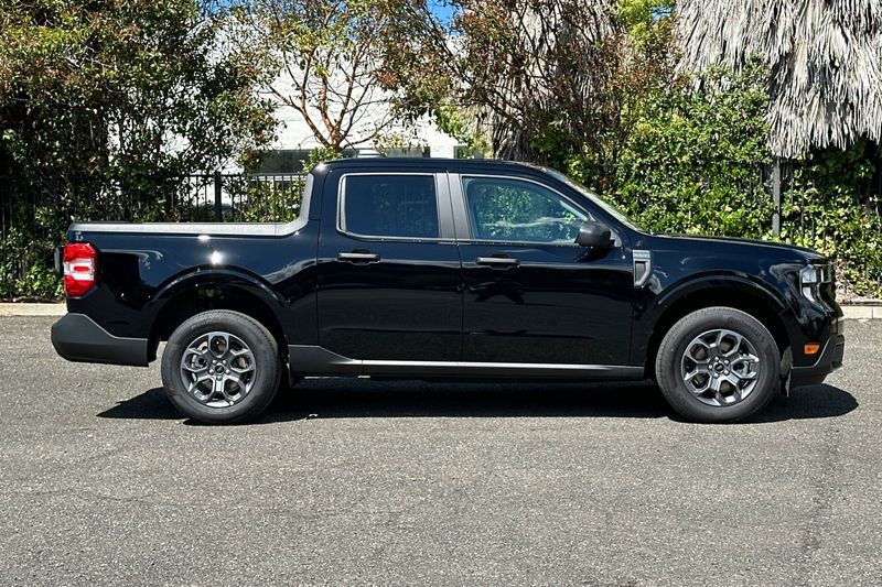 Ford Maverick Vehicle Full-screen Gallery Image 02