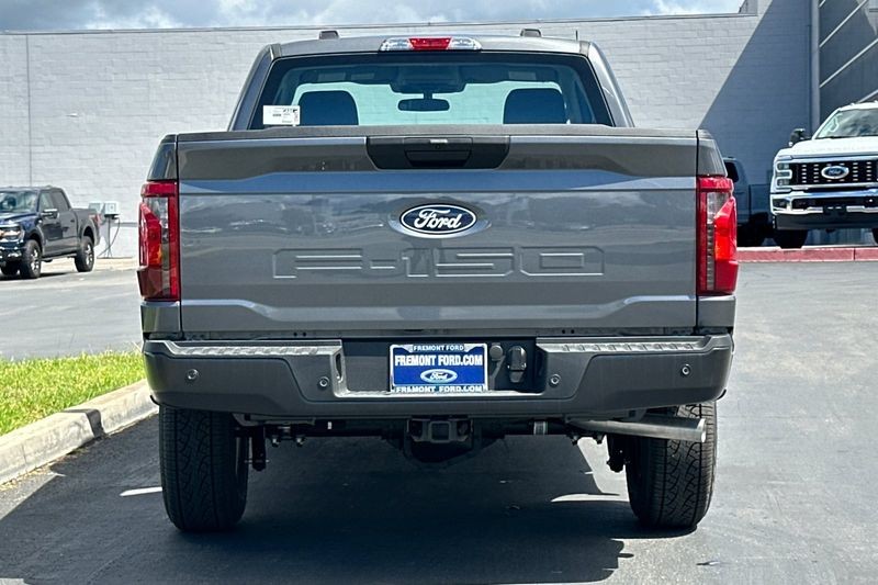 Ford F-150 Vehicle Full-screen Gallery Image 04