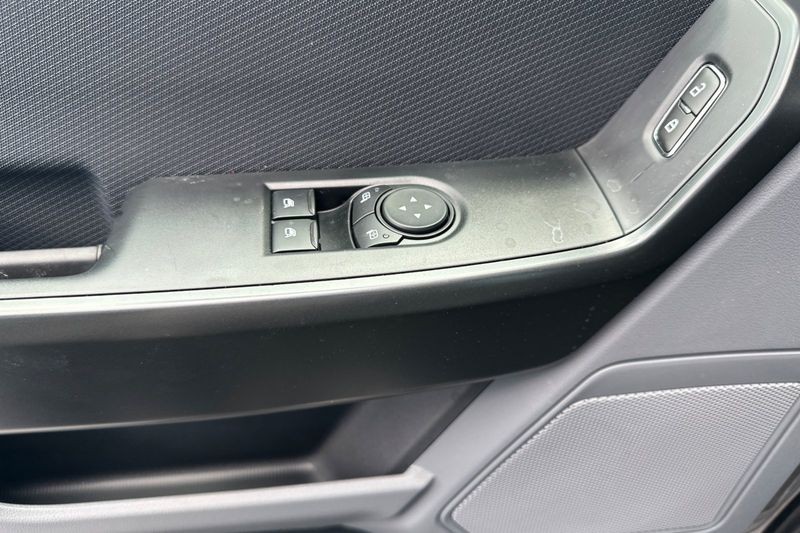 Ford F-150 Vehicle Full-screen Gallery Image 10