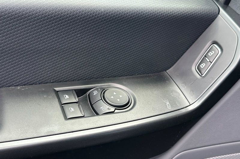 Ford F-150 Vehicle Full-screen Gallery Image 11