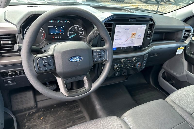 Ford F-150 Vehicle Full-screen Gallery Image 12