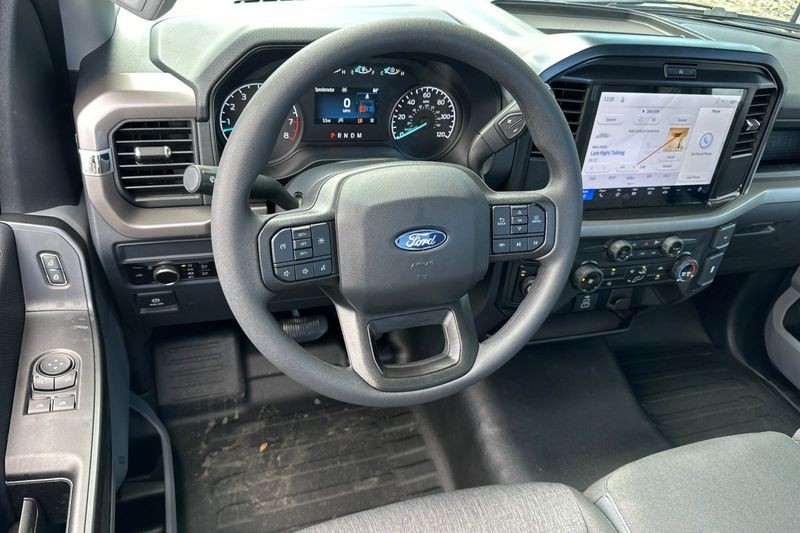 Ford F-150 Vehicle Full-screen Gallery Image 13