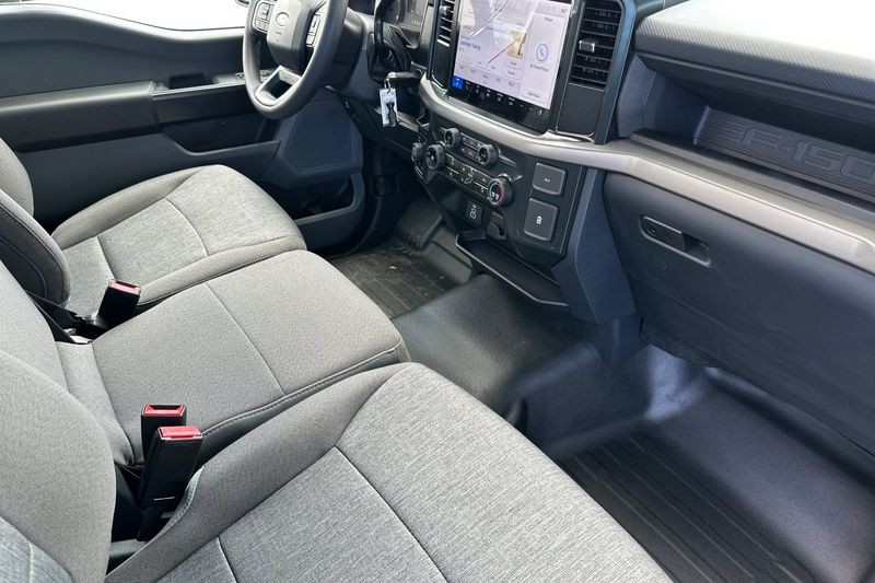 Ford F-150 Vehicle Full-screen Gallery Image 14