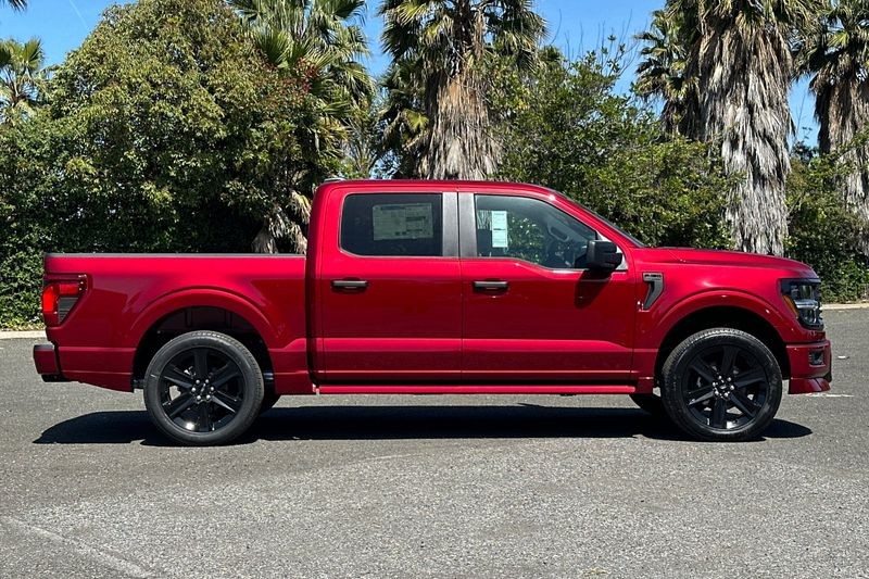 Ford F-150 Vehicle Full-screen Gallery Image 02