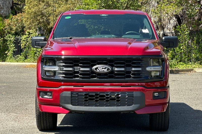 Ford F-150 Vehicle Full-screen Gallery Image 08