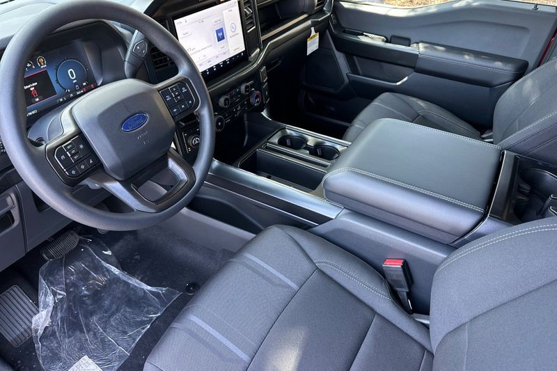 Ford F-150 Vehicle Full-screen Gallery Image 09