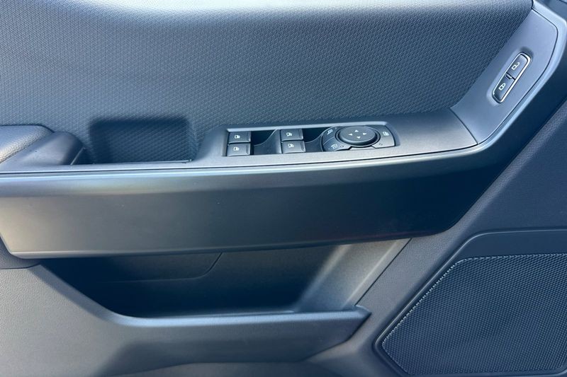 Ford F-150 Vehicle Full-screen Gallery Image 10