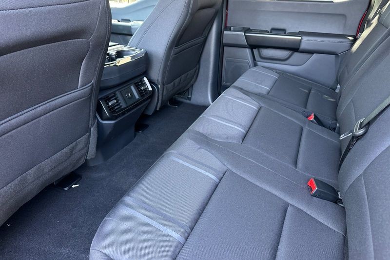 Ford F-150 Vehicle Full-screen Gallery Image 12