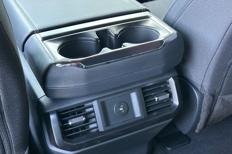 Ford F-150 Vehicle Full-screen Gallery Image 13