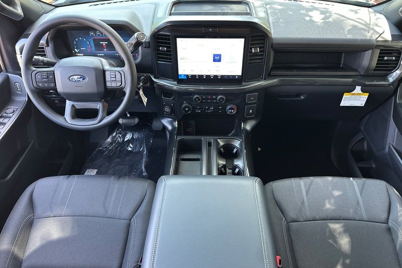 Ford F-150 Vehicle Full-screen Gallery Image 14