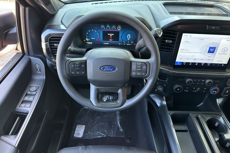 Ford F-150 Vehicle Full-screen Gallery Image 15