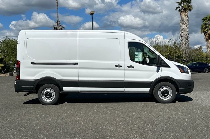 Ford Transit-150 Vehicle Full-screen Gallery Image 02