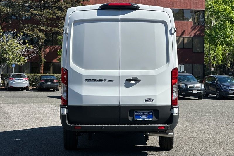 Ford Transit-150 Vehicle Full-screen Gallery Image 04