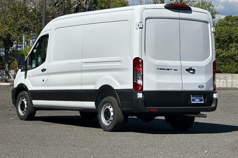 Ford Transit-150 Vehicle Full-screen Gallery Image 05