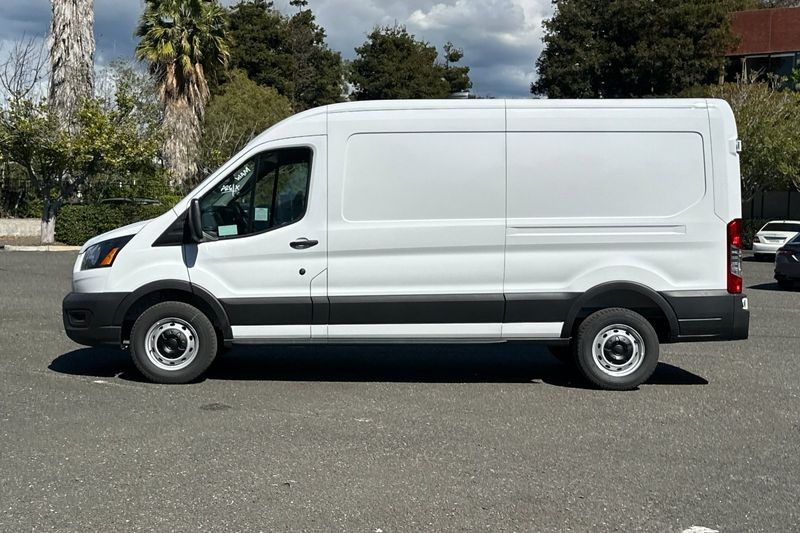 Ford Transit-150 Vehicle Full-screen Gallery Image 06