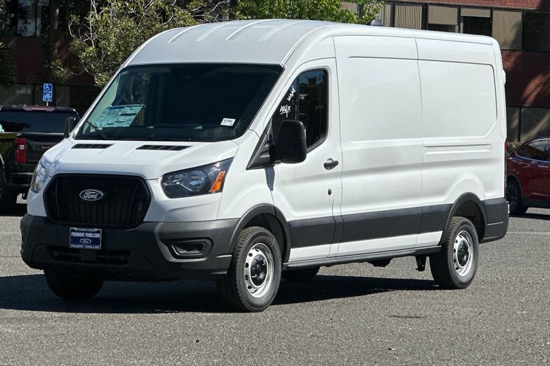 Ford Transit-150 Vehicle Full-screen Gallery Image 07