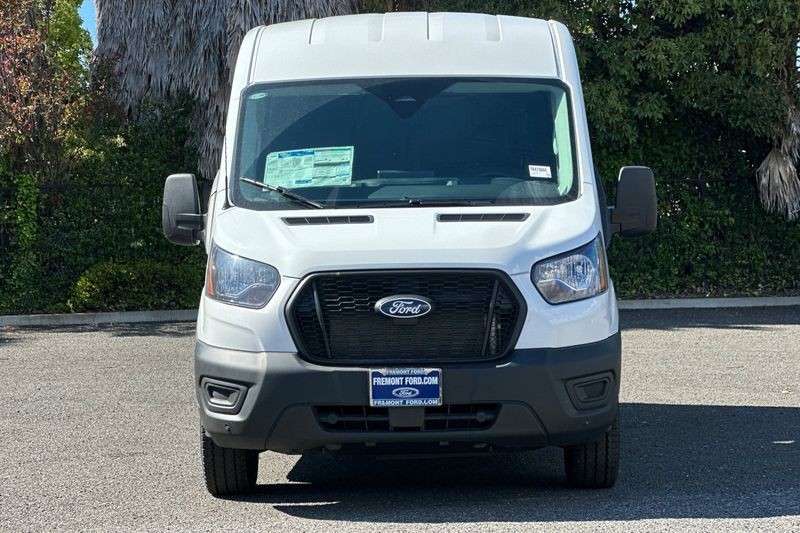 Ford Transit-150 Vehicle Full-screen Gallery Image 08