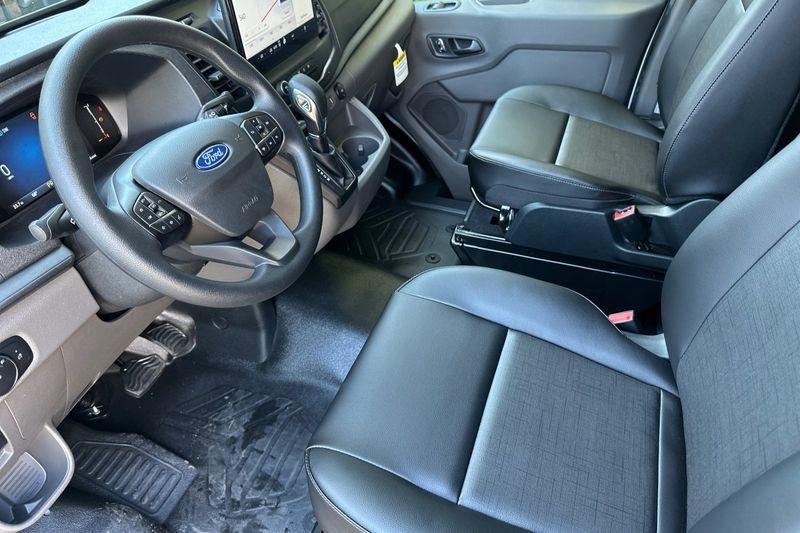 Ford Transit-150 Vehicle Full-screen Gallery Image 09