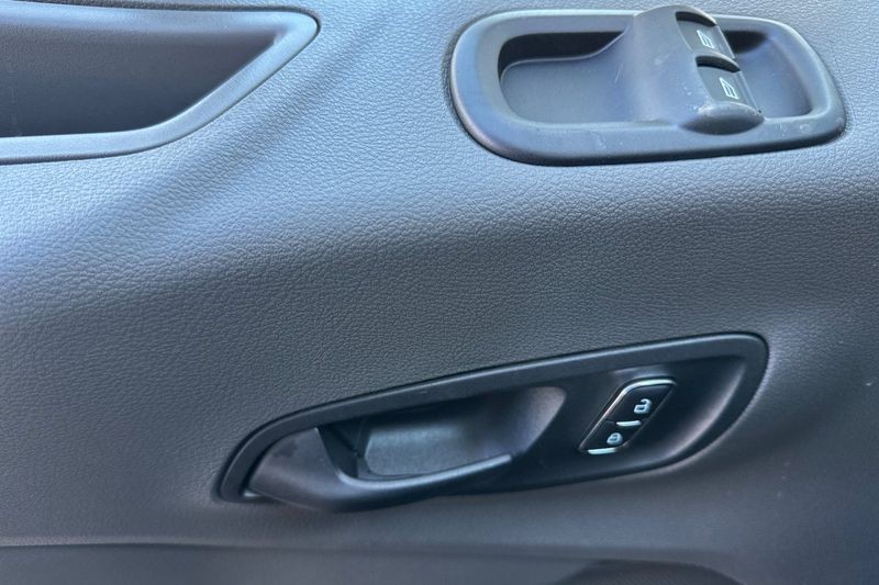 Ford Transit-150 Vehicle Full-screen Gallery Image 10