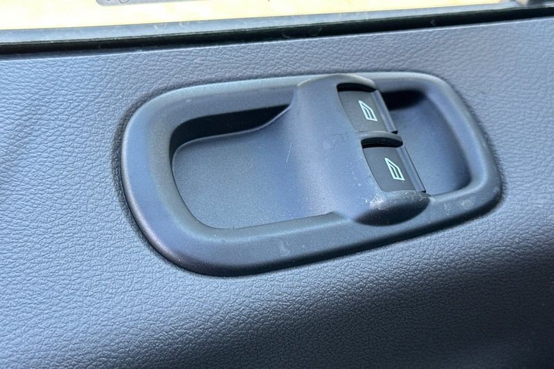 Ford Transit-150 Vehicle Full-screen Gallery Image 11