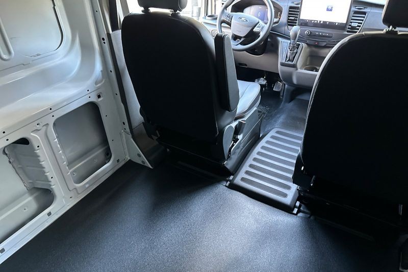 Ford Transit-150 Vehicle Full-screen Gallery Image 12