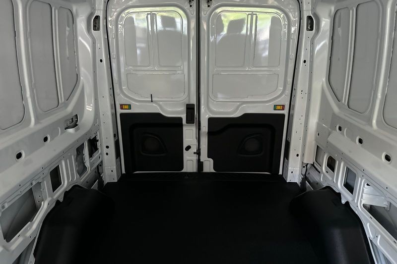 Ford Transit-150 Vehicle Full-screen Gallery Image 15