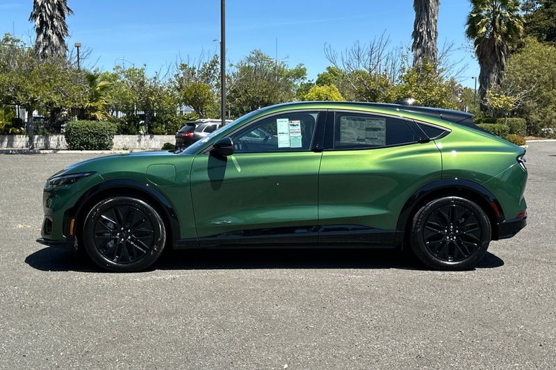 Ford Mustang Mach-E Vehicle Full-screen Gallery Image 06