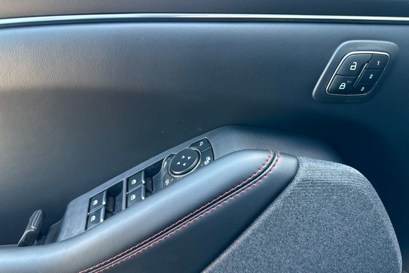 Ford Mustang Mach-E Vehicle Full-screen Gallery Image 10