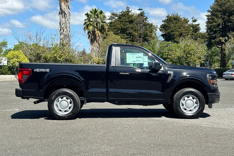 Ford F-150 Vehicle Full-screen Gallery Image 02