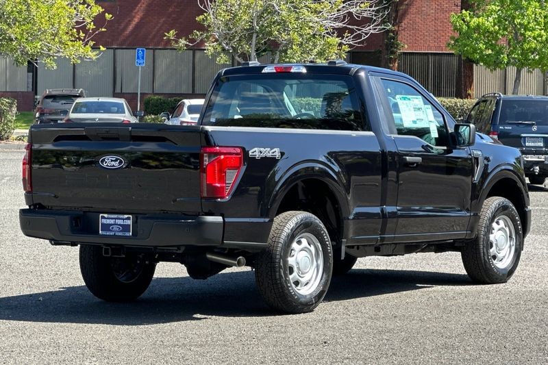 Ford F-150 Vehicle Full-screen Gallery Image 03