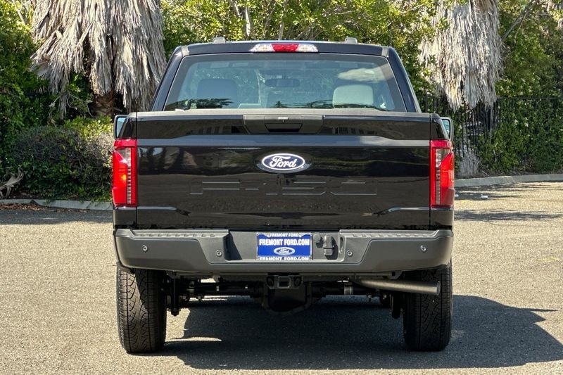 Ford F-150 Vehicle Full-screen Gallery Image 04