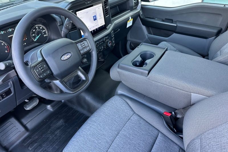 Ford F-150 Vehicle Full-screen Gallery Image 09