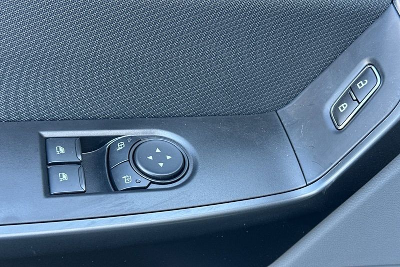 Ford F-150 Vehicle Full-screen Gallery Image 11