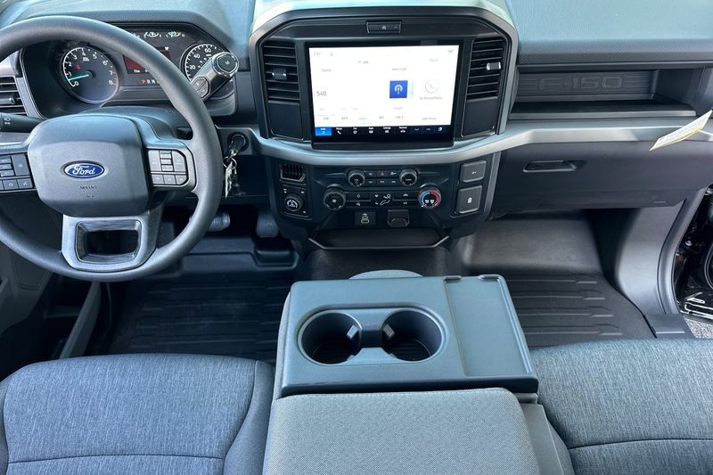 Ford F-150 Vehicle Full-screen Gallery Image 12