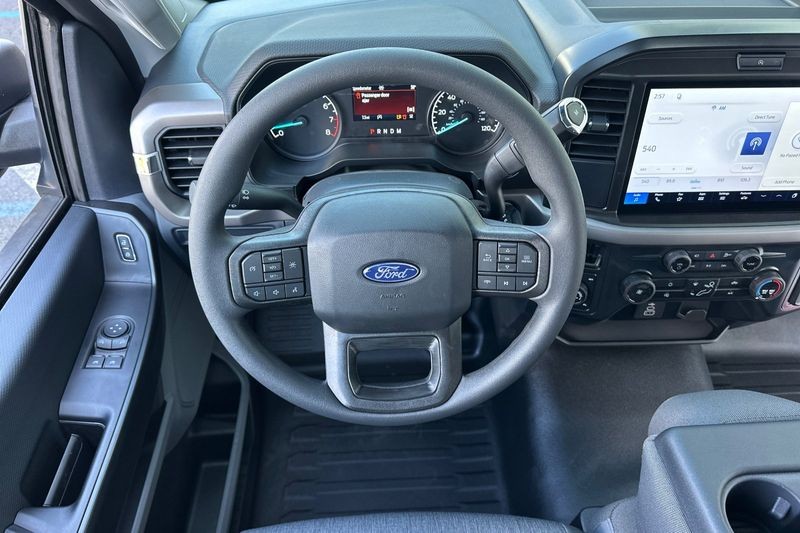 Ford F-150 Vehicle Full-screen Gallery Image 13