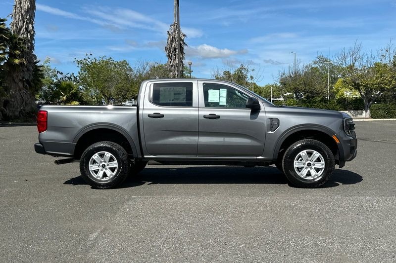 Ford Ranger Vehicle Full-screen Gallery Image 02