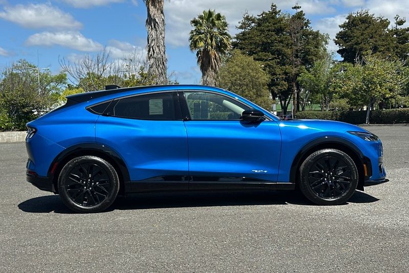 Ford Mustang Mach-E Vehicle Full-screen Gallery Image 02