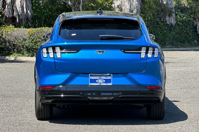 Ford Mustang Mach-E Vehicle Full-screen Gallery Image 04