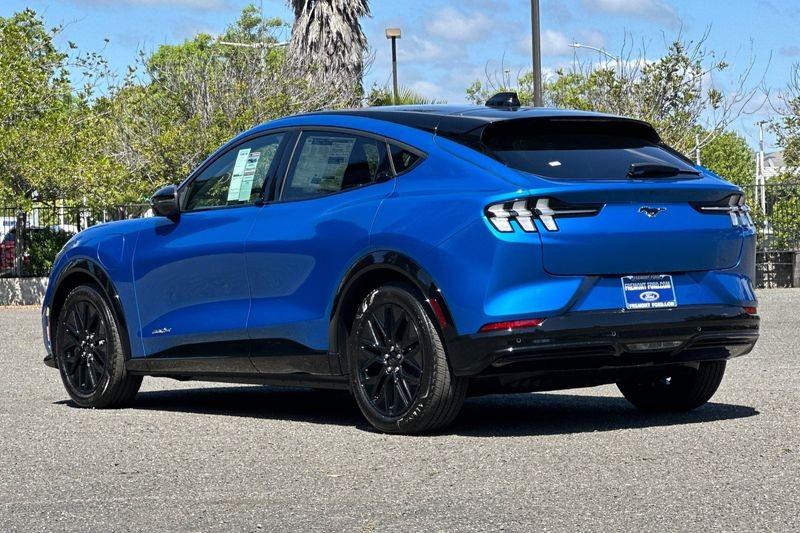 Ford Mustang Mach-E Vehicle Full-screen Gallery Image 05