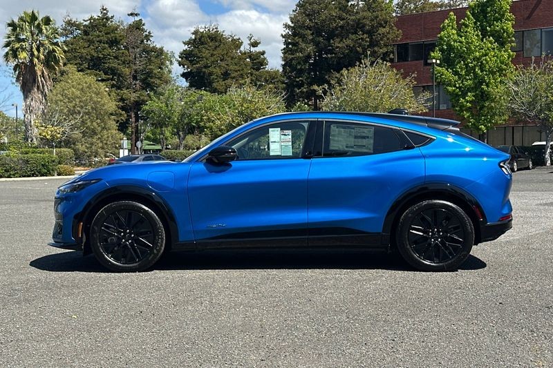 Ford Mustang Mach-E Vehicle Full-screen Gallery Image 06