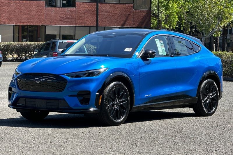 Ford Mustang Mach-E Vehicle Full-screen Gallery Image 07