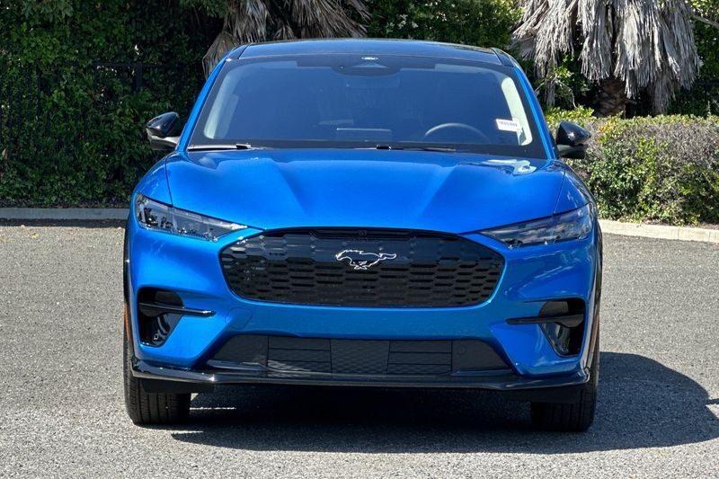 Ford Mustang Mach-E Vehicle Full-screen Gallery Image 08