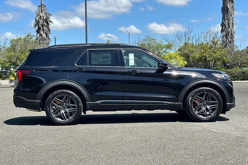 Ford Explorer Vehicle Full-screen Gallery Image 02