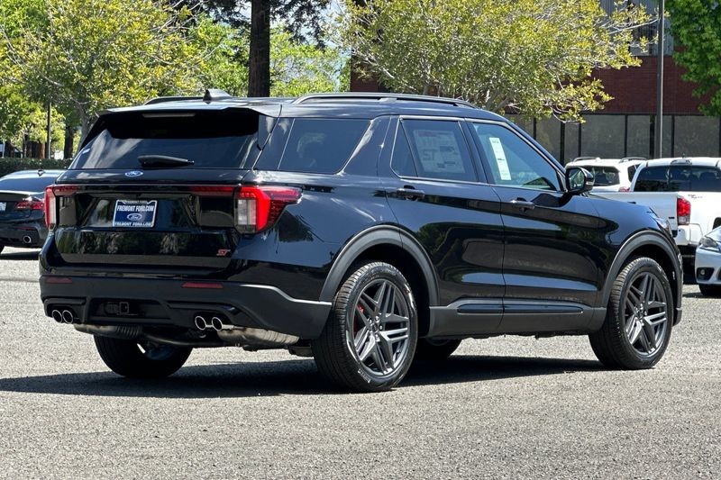 Ford Explorer Vehicle Full-screen Gallery Image 03